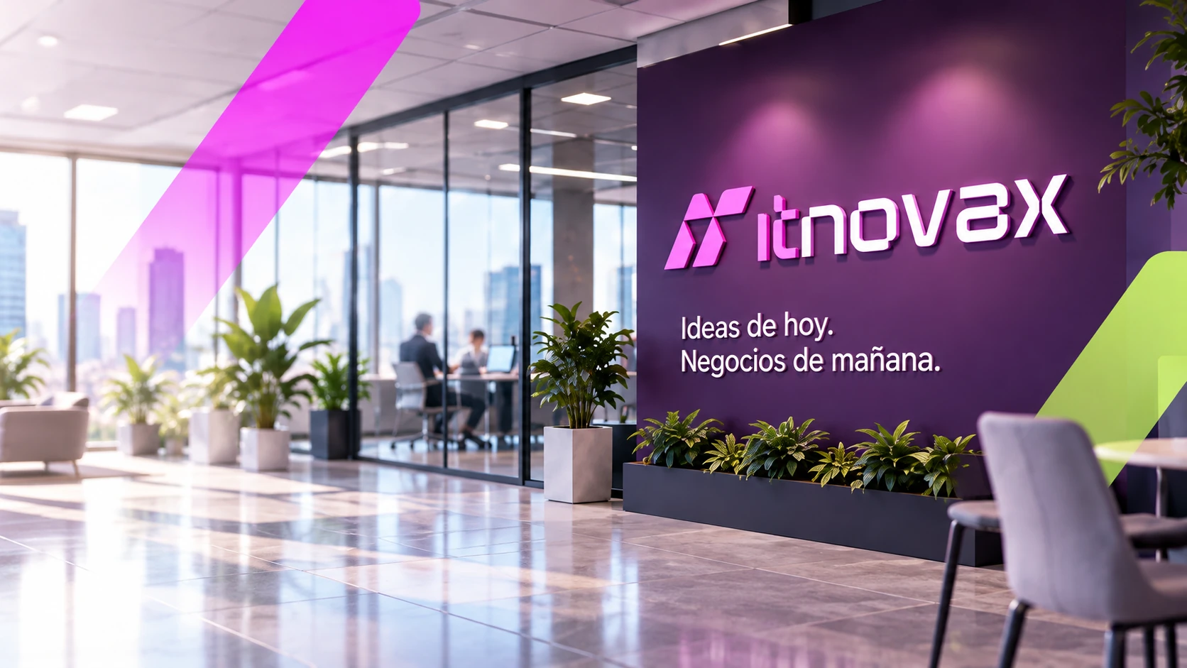 Oficina corporativa luminosa con espacios de trabajo e identidad visual de Itnovax.